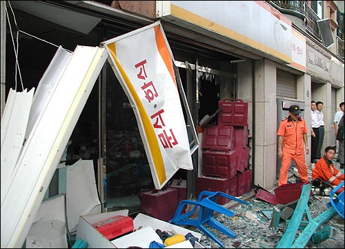 앞집까지 날리다 사고가 일어난 사우나 건물과 2차선 도로를 사이에 두고 바로 맞은편에 위치한 한 분식집도 폭발로 인해 간판이 떨어지고 유리가 깨지는 등 마치 폭탄에 맞은 것처럼 부서졌다. 